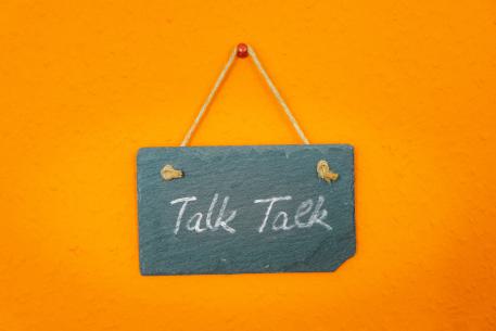 Vorraussetzung zur Pflegefamilie Schild mit der Aufschrift Talk Talk