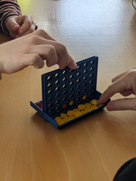 Intensiv Sozial Pädagogische Einzelbetreuung zwei Hände die gegeneinander vier gewinnt spielt Intensiv Sozial Pädagogische Einzelbetreuung zwei Hände die gegeneinander vier gewinnt spielt