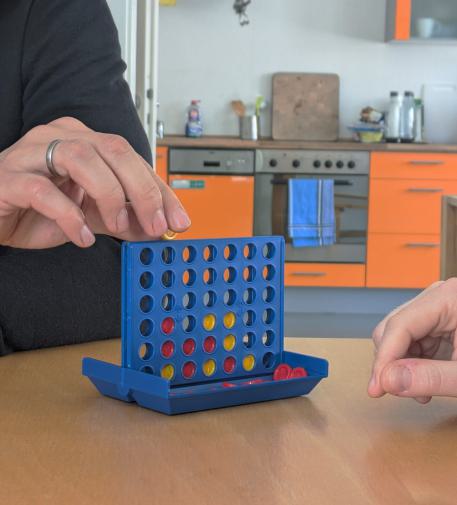 Intensiv sozial pädagogische Einzelbetreuung man sieht zwei Hände, die vier gewinnt spielt Intensiv sozial pädagogische Einzelbetreuung man sieht zwei Hände, die vier gewinnt spielt