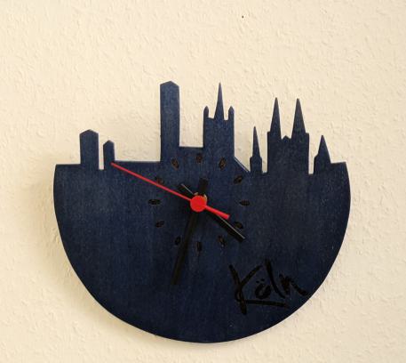 Füreinander da sein eine schwarze Wanduhr, die aussieht wie die Skyline von Köln